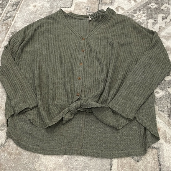 🖤Wishlist Button Up Knotted Long Sleeve Tee🖤 - Picture 1 of 3